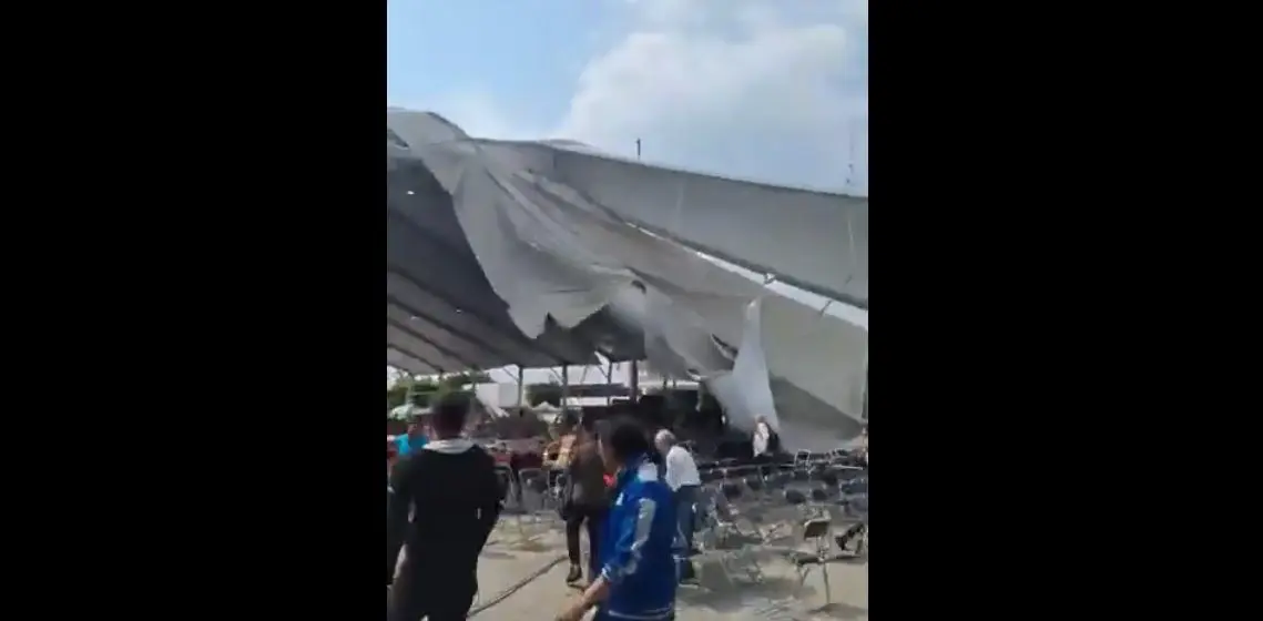 Colapso de estructura en la Feria del Libro de Nezahualcóyotl deja cinco lesionados