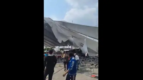 Colapso de estructura en la Feria del Libro de Nezahualcóyotl deja cinco lesionados