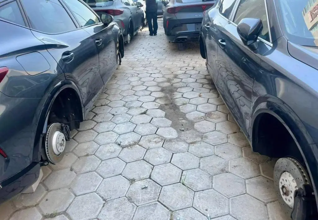 Robo de neumáticos a 16 vehículos Cupra en San Andrés Cholula, Puebla 1 IMG 0891