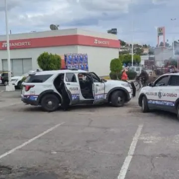 Asalto a cuentahabiente en Plaza Loreto; Sujetos armados roban 15 mil pesos