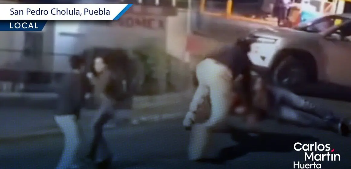 Motociclista y automovilista protagonizan pelea en las calles de San Pedro Cholula