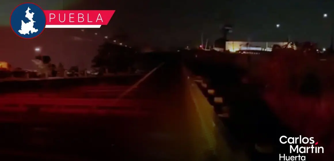 Se hacen pasar por ministeriales y asaltan a camioneta en la autopista Vía Atlixcáyotl