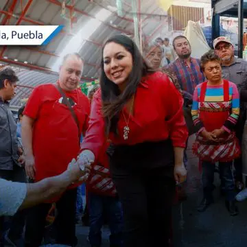 Tonantzin Fernández refuerza apoyo al Tianguis Xixitla en San Pedro Cholula