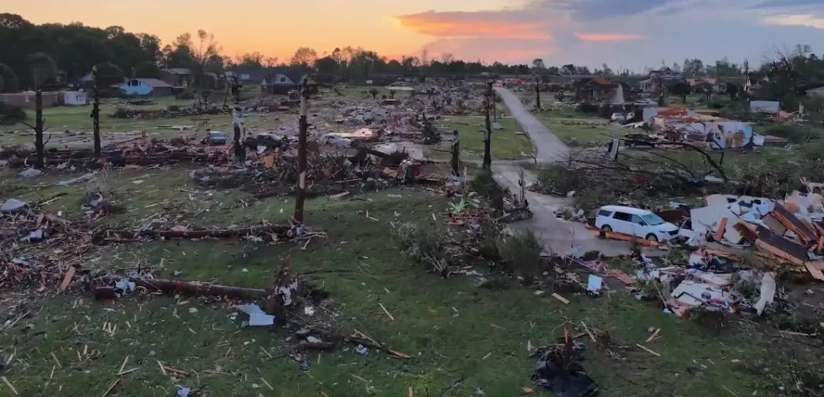 Sistema de tornados deja 21 muertos en Kentucky y Misuri