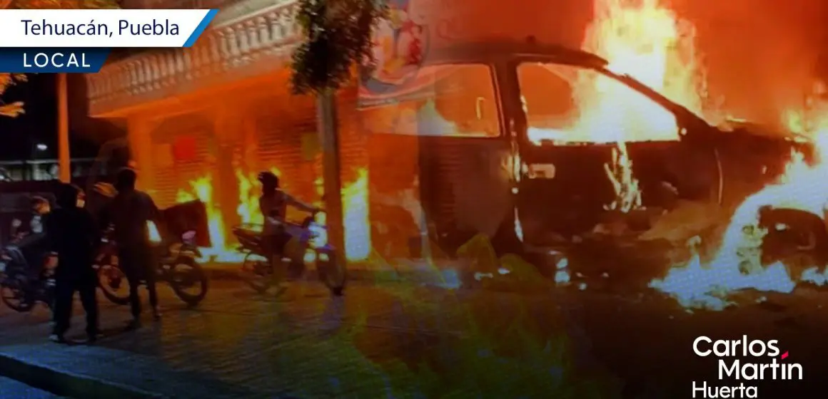 Turba incendia casa y negocio de presuntos agresores de vendedor ambulante en Tehuacán