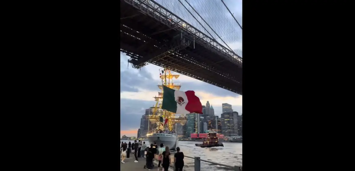 Buque escuela Cuauhtémoc de México choca en el Puente de Brooklyn