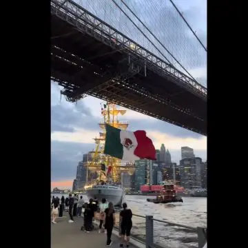 Buque escuela Cuauhtémoc de México choca en el Puente de Brooklyn