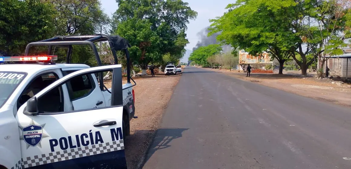 Dos policías muertos, un herido y bloqueos, saldo de jornada violenta en Michoacán