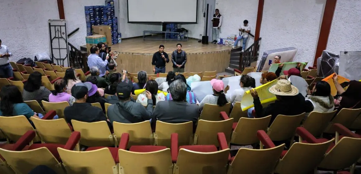 Omar Muñoz atiende a colonos inconformes con el desabasto de agua