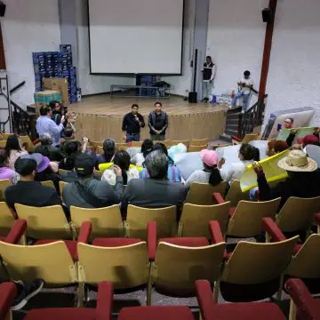 Omar Muñoz atiende a colonos inconformes con el desabasto de agua