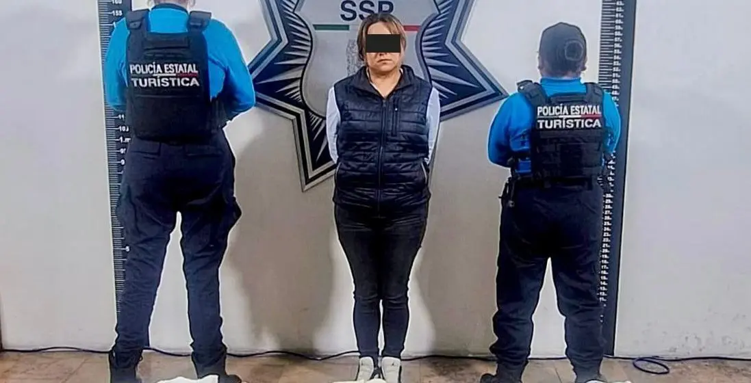Captura Policía Estatal a dos personas por presunto robo a comercio en Puebla