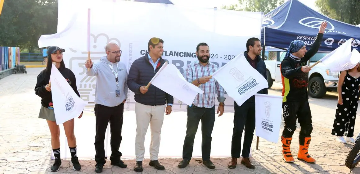 Omar Muñoz da banderazo de salida del “Rally Bola de Goma de Motociclismo”