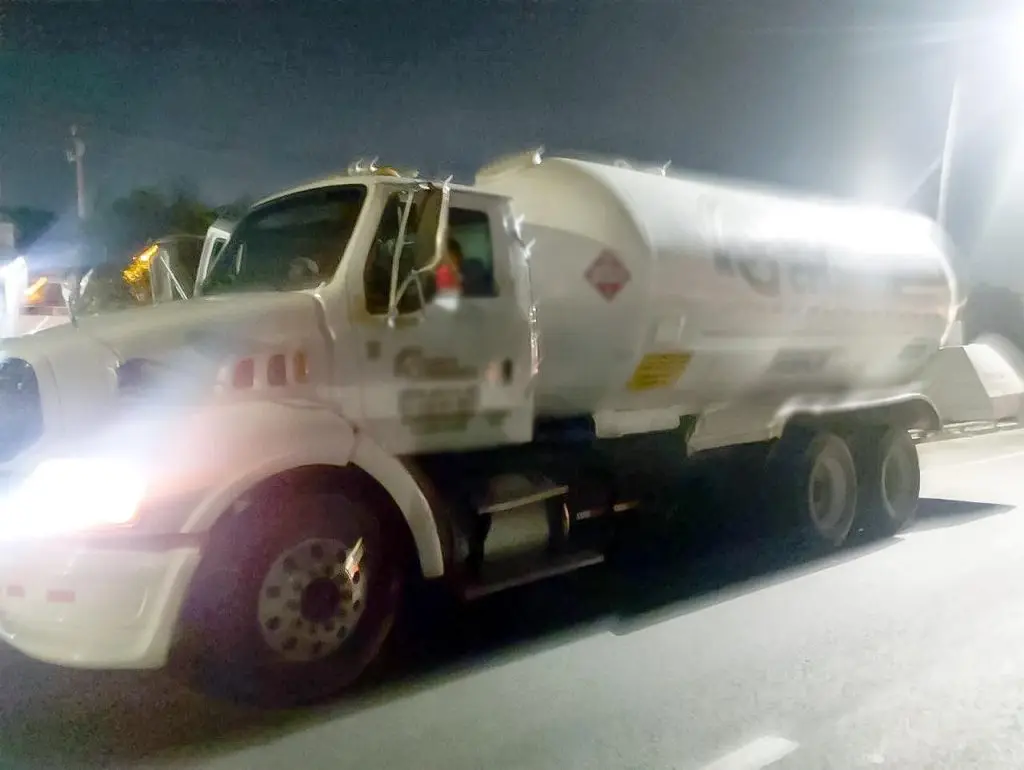 Detienen SSP y SEMAR a dos hombres por transportar gas LP ilegal 1 WhatsApp Image 2025 05 23 at 13.14.20