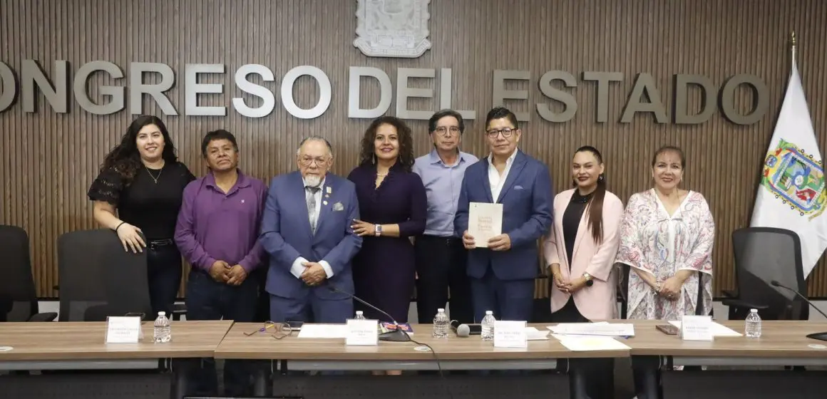 Homenaje a la poeta chilena Gabriela Mistral en el Congreso del Estado de Puebla