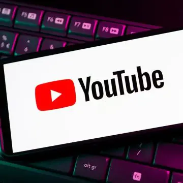 YouTube lanza anuncios inteligentes activados por IA y compras desde TV