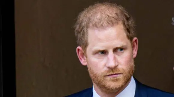 Príncipe Harry quiere “reconciliarse” con la familia real, pero sigue distanciado del rey Carlos III