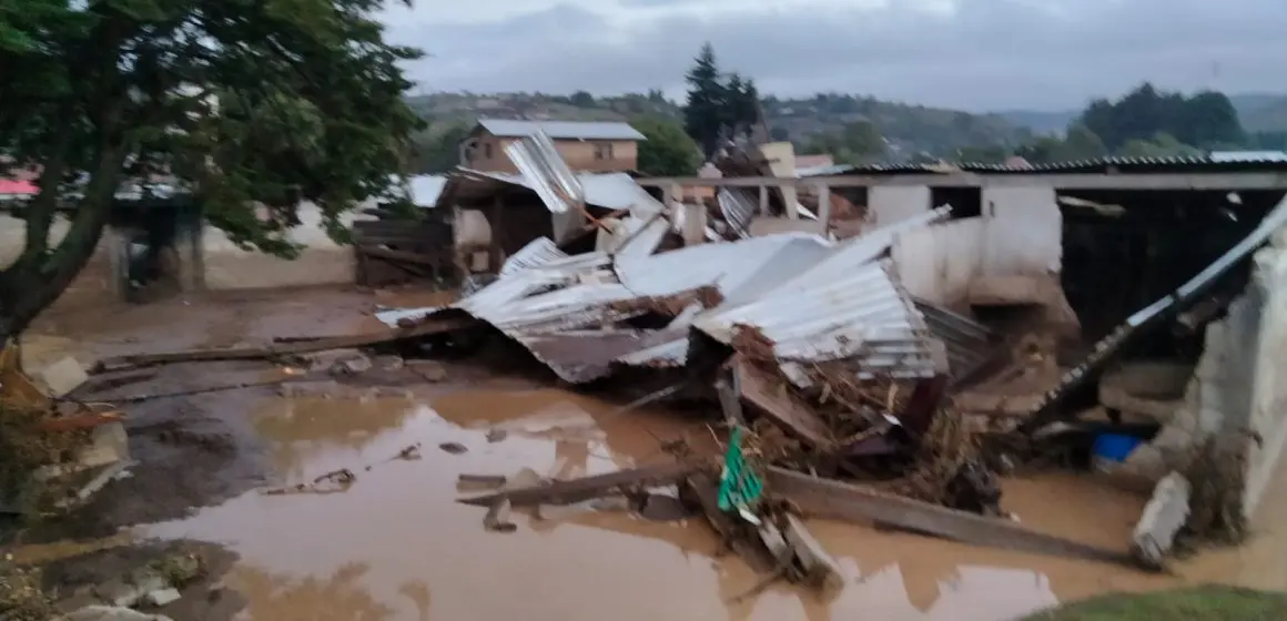 Tromba en Chignahuapan provoca inundaciones en Ajolotla; autoridades despliegan operativo de emergencia