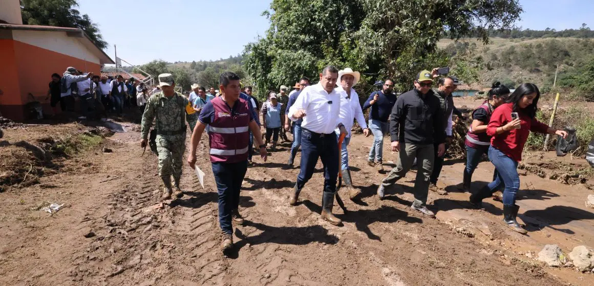 Gobernador Armenta lidera apoyo a damnificados por tromba en Chignahuapan