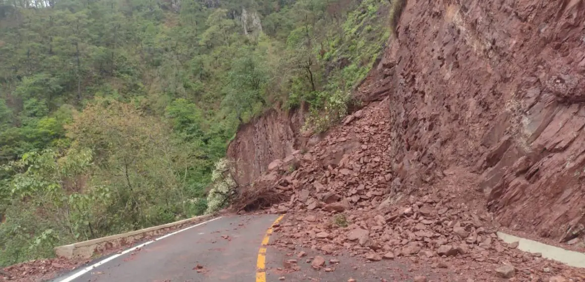 Lluvias en Puebla provocan deslaves y afectaciones viales tras remanentes de Erick