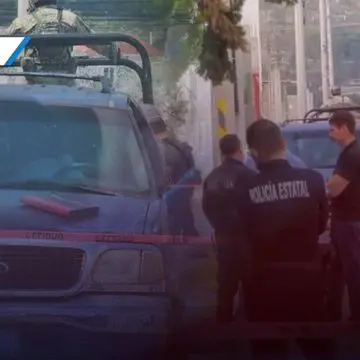 Asesinan a balazos a hombre a bordo de su camioneta en Amozoc