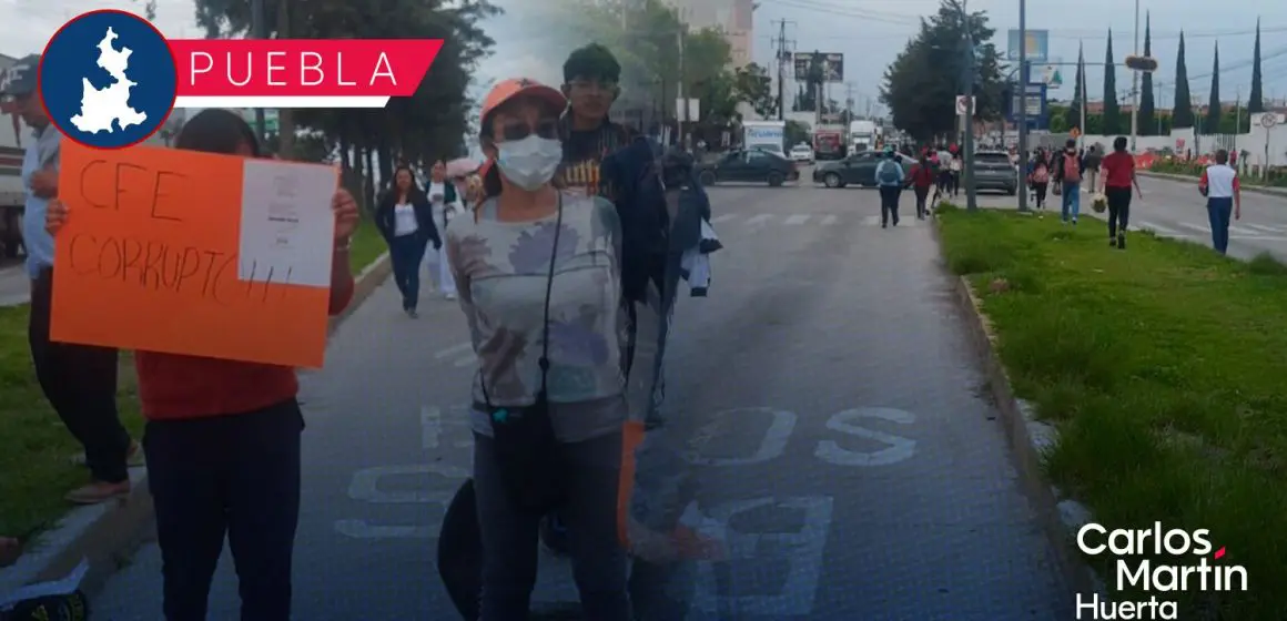 Bloquean la 11 Sur por presunto fraude de la CFE en Puebla