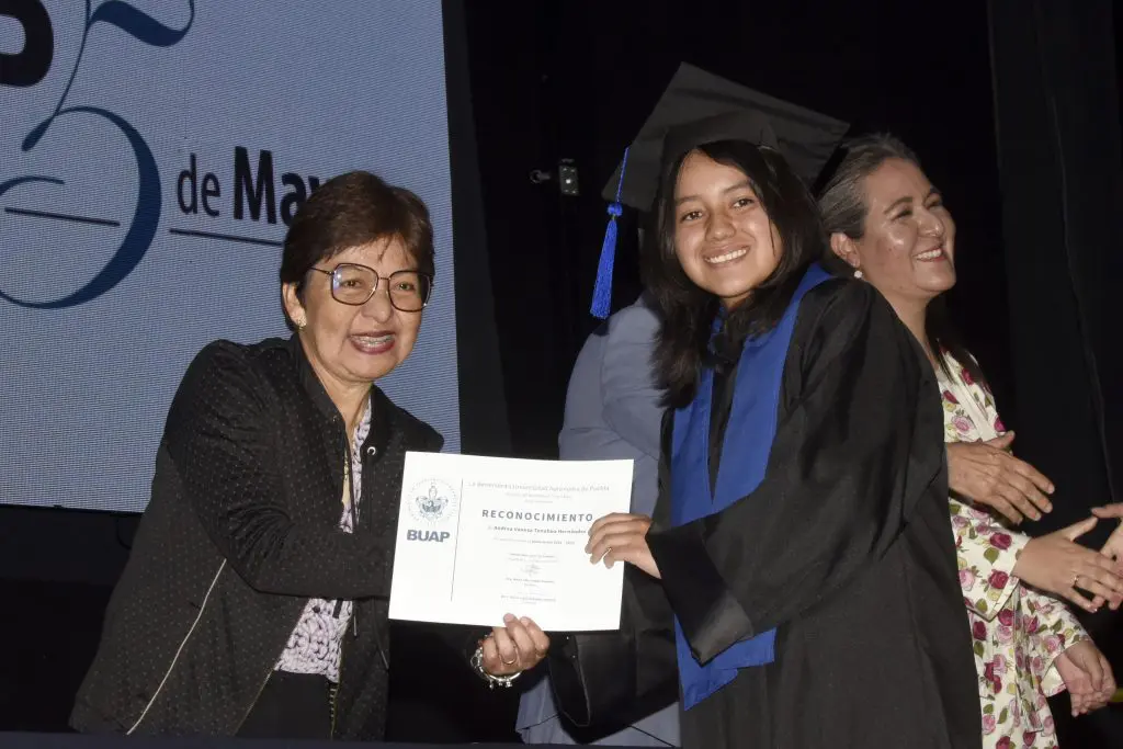 Los estudiantes de la BUAP se caracterizan por su calidad académica 1 La Rectora Lilia Cedillo asistió a las graduaciones de la Preparatoria Urbana Enrique Cabrera Barroso y del Bachillerato Internacional 5 de Mayo