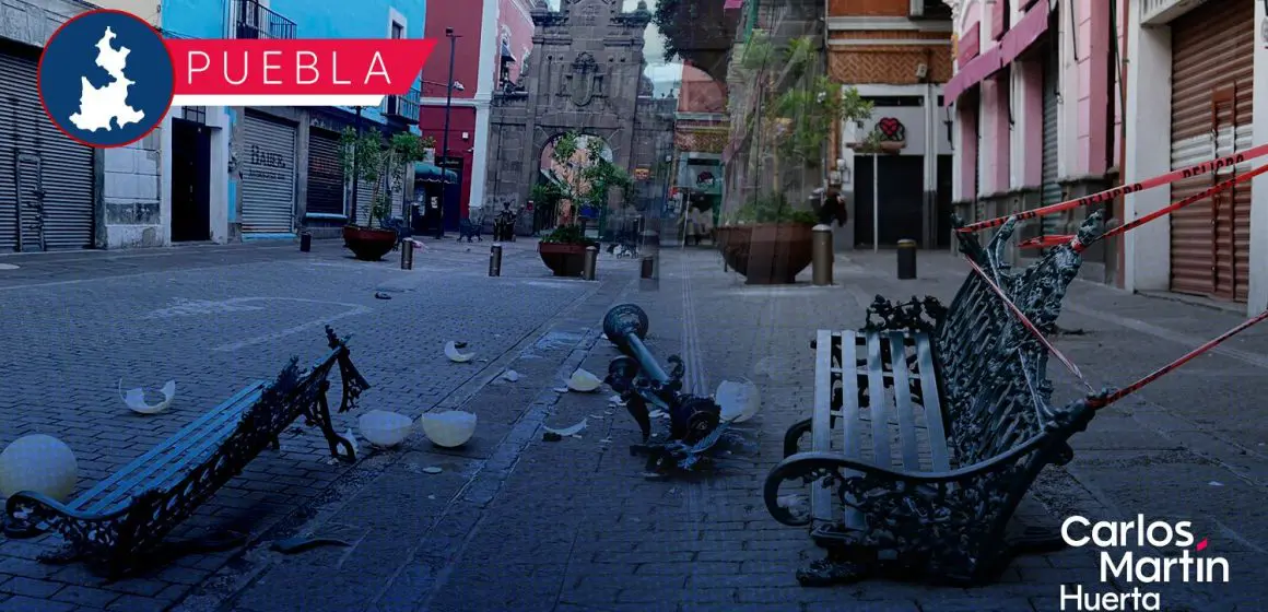 Conductor destruye banca y luminaria de la Calle de los Dulces en Puebla