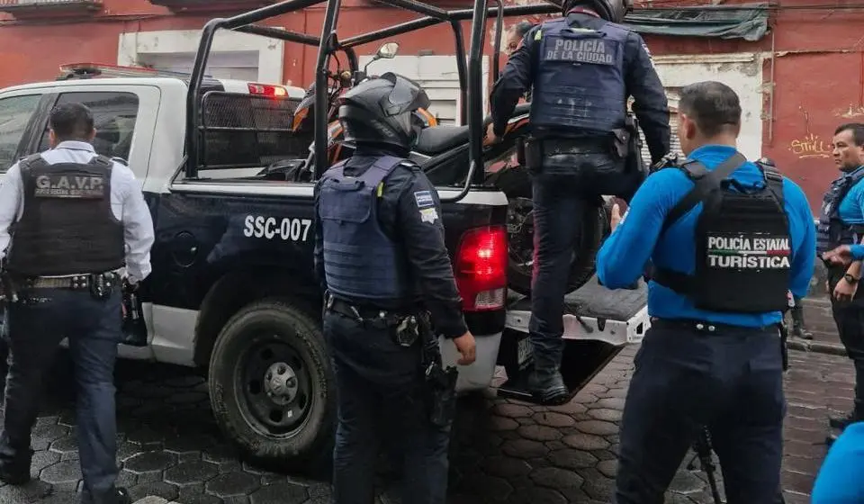 Detienen a asaltantes tras robo con violencia a tienda Coppel en el Centro Histórico de Puebla
