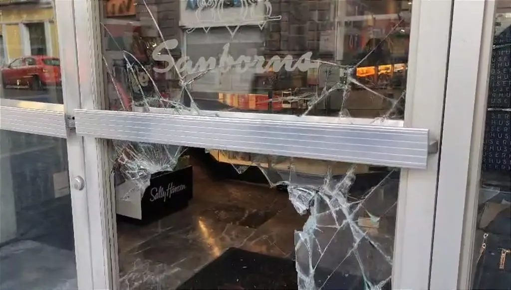 Dan nuevo "cristalazo" al Sanborns del Centro Histórico de Puebla 1 Dan nuevo "cristalazo" al Sanborns del Centro Histórico de Puebla