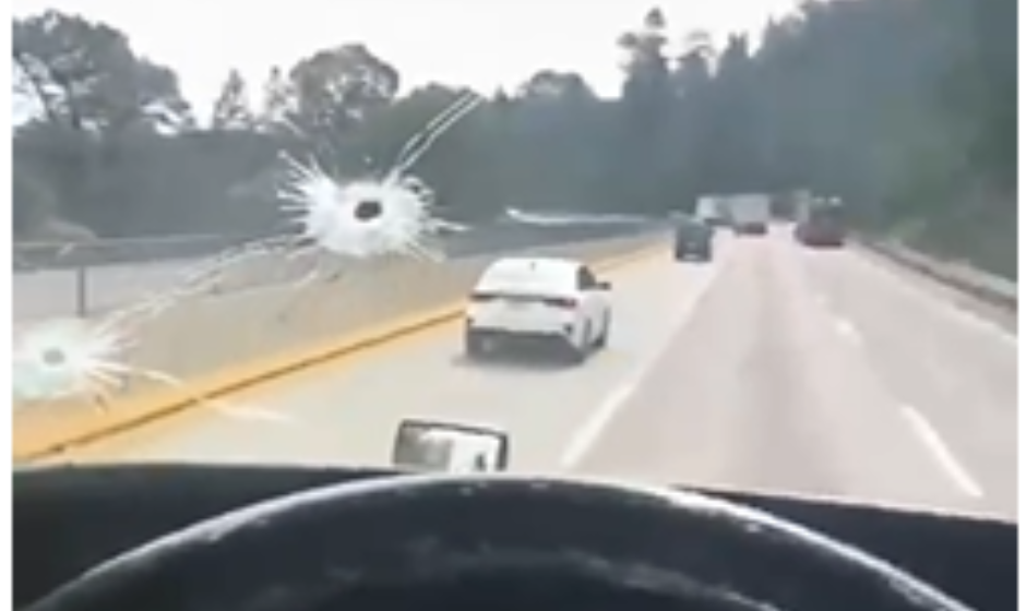 Trailero sobrevive a intento de asalto en la autopista México-Puebla: “Se los eché encima”, relata