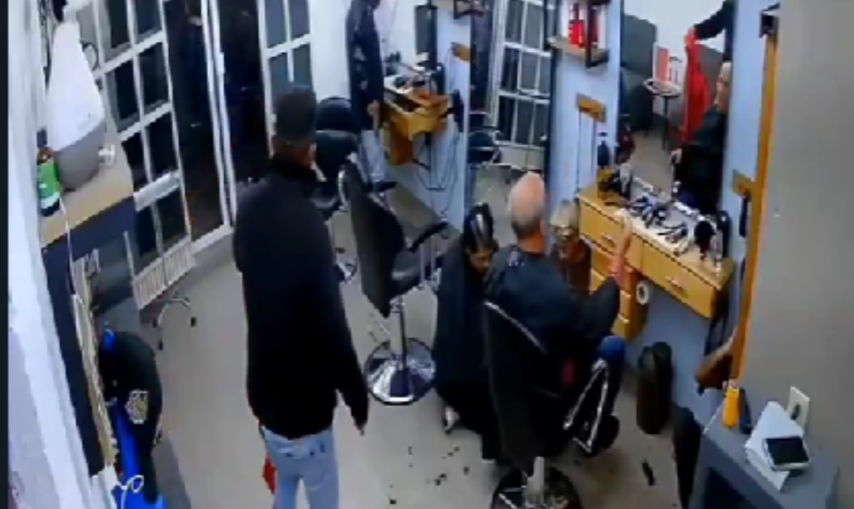 Asalto a mano armada en barbería El Bully de San Pedro Cholula: roban camioneta y pertenencias