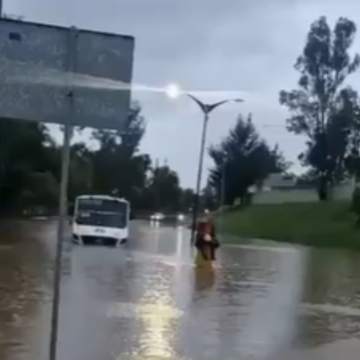 Lluvia intensa colapsa vialidades, bardas y servicios en Puebla capital