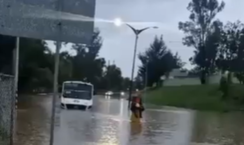 Lluvia intensa colapsa vialidades, bardas y servicios en Puebla capital