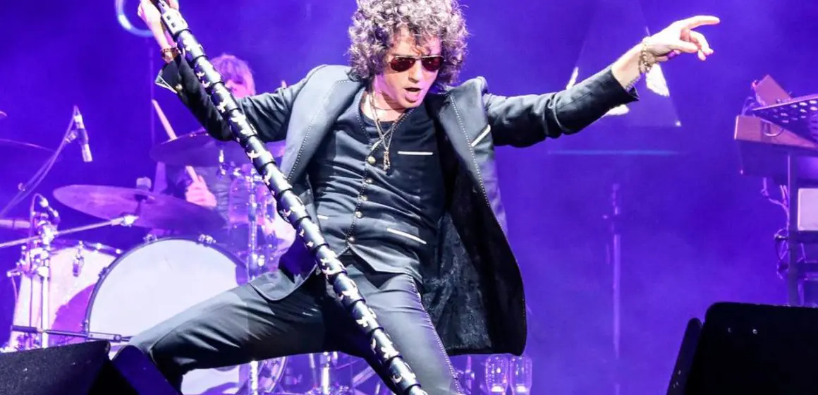 Enrique Bunbury regresa a México; arrebata celular a fan durante su primer concierto