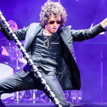Enrique Bunbury regresa a México; arrebata celular a fan durante su primer concierto