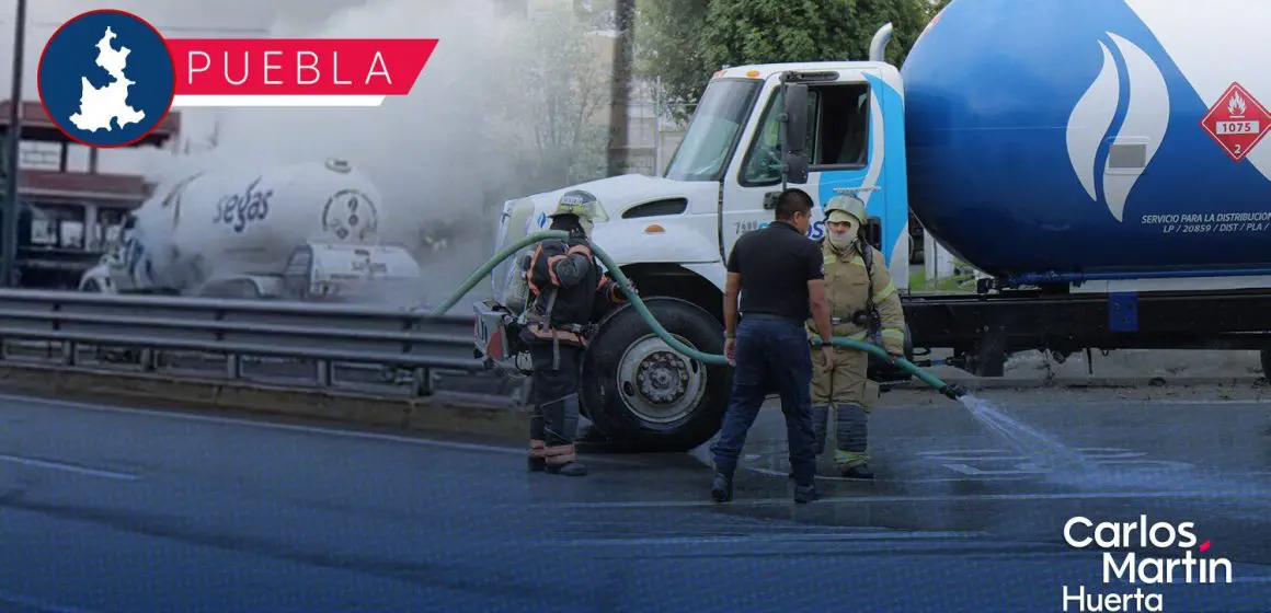 Fuga de gas LP en pipa generó alarma y cierre del Periférico Ecológico Puebla