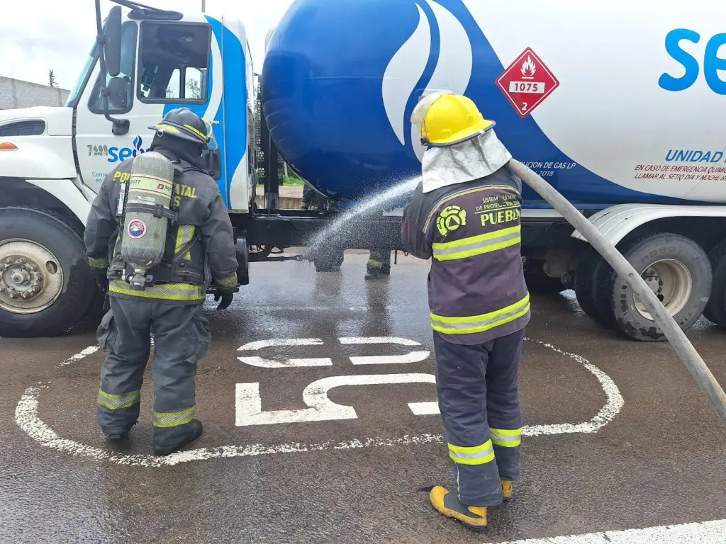 Fuga de gas LP en pipa generó alarma y cierre del Periférico Ecológico Puebla 1 Fuga de gas pipa Periferico