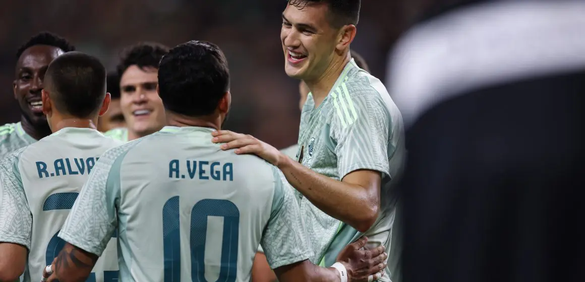 México derrota a Surinam 2-0 y asegura su pase a cuartos en la Copa Oro 2025