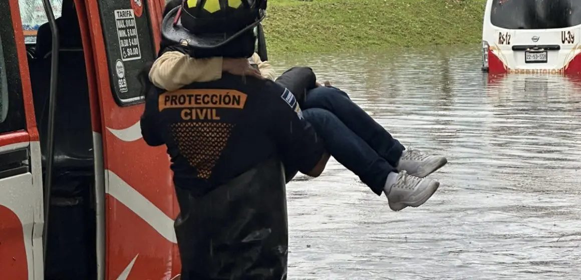 Lluvia colapsa vialidades en Puebla: rescates, calles inundadas y transporte detenido