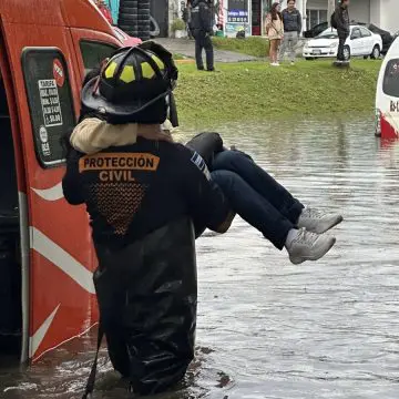 Lluvia colapsa vialidades en Puebla: rescates, calles inundadas y transporte detenido