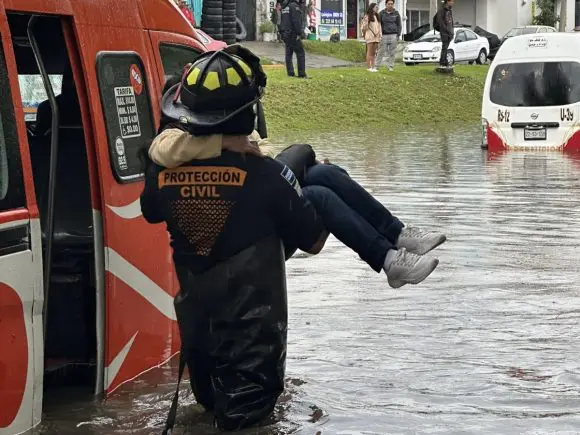 Lluvia colapsa vialidades en Puebla: rescates, calles inundadas y transporte detenido