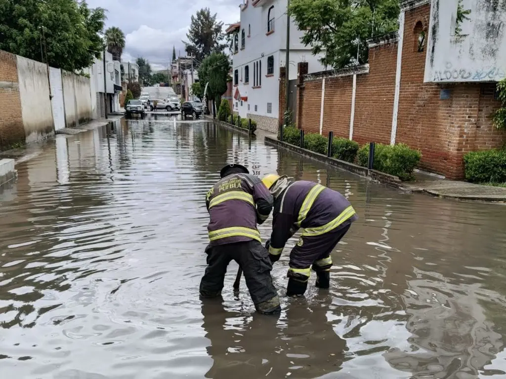 Lluvia colapsa vialidades en Puebla: rescates, calles inundadas y transporte detenido 1 GufA0GwaEAAh1j