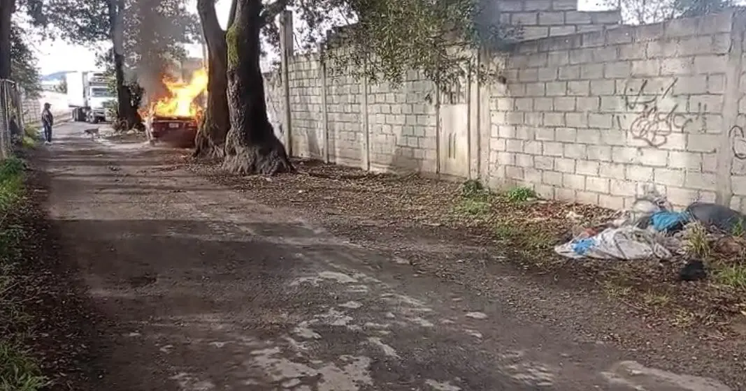 Hallan vehículo calcinado con cadáver en Bosques de Amalucan, Puebla