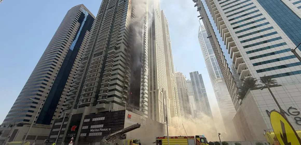 Incendio en rascacielos de Dubái obliga a evacuar casi 4 mil personas