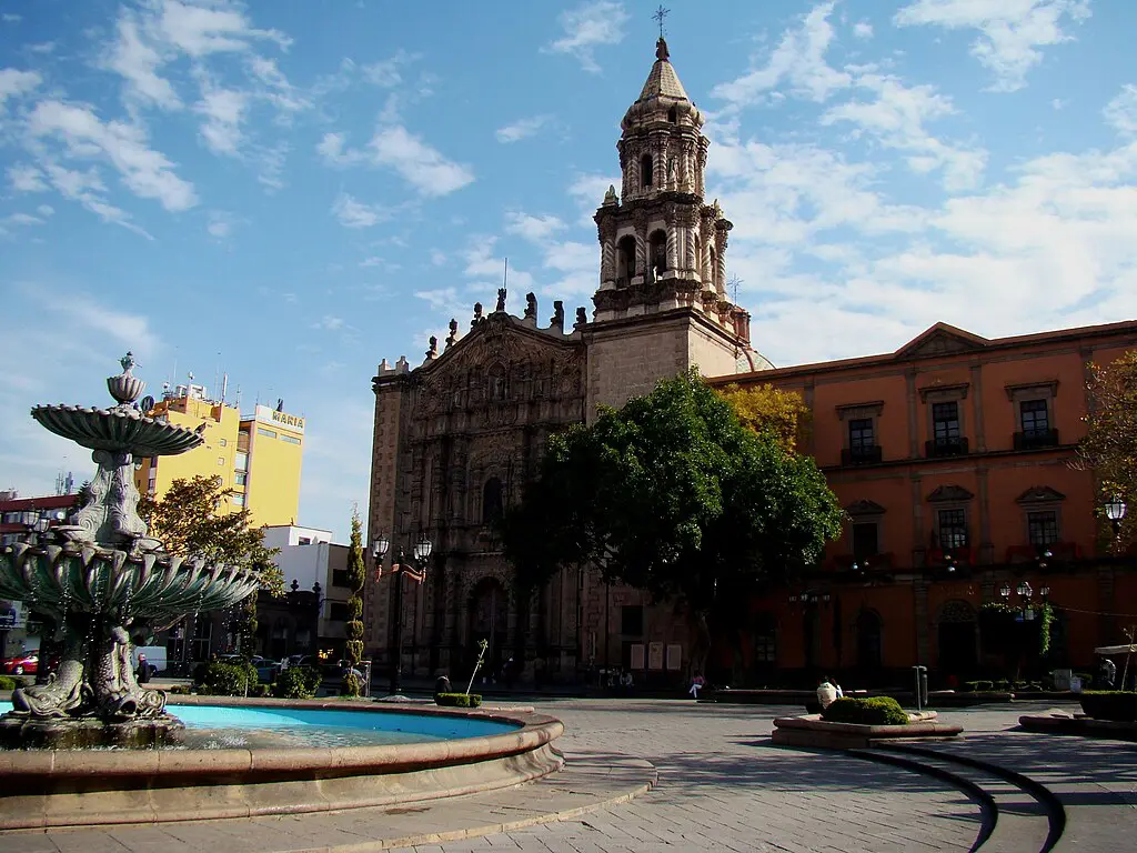 Mujer es captada golpeando a un bebé en las calles de San Luis Potosí 2 Mujer es captada golpeando a un bebe en las calles de San Luis Potosi 3