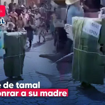 Niño se vuelve viral al vestirse de tamal para homenajear el oficio de su madre
