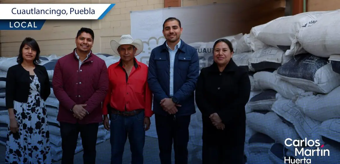 Omar Muñoz entrega fertilizantes a productores de San Lorenzo Almecatla para impulsar el campo