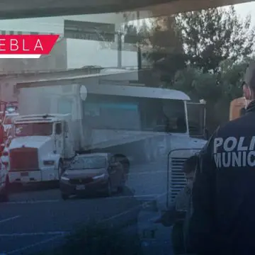Policías logran frustrar asalto de tractocamión en la autopista México-Puebla
