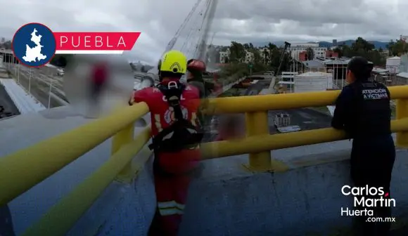 Rescatan a hombre tras intento de suicidio de puente en Central de Abasto