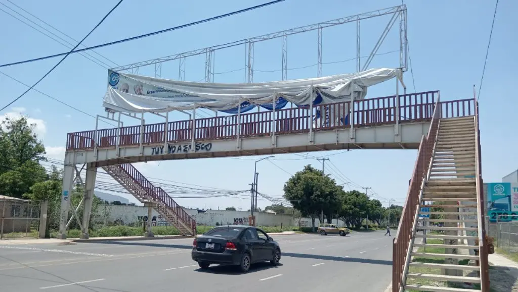 Trabajador muere tras caer de un puente peatonal en Tehuacán 1 Trabajador muere tras caer de un puente peatonal en Tehuacán